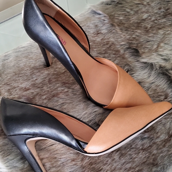 SOLD! JustFab Gisetta Black/Nude(Tan) - Picture 2 of 9